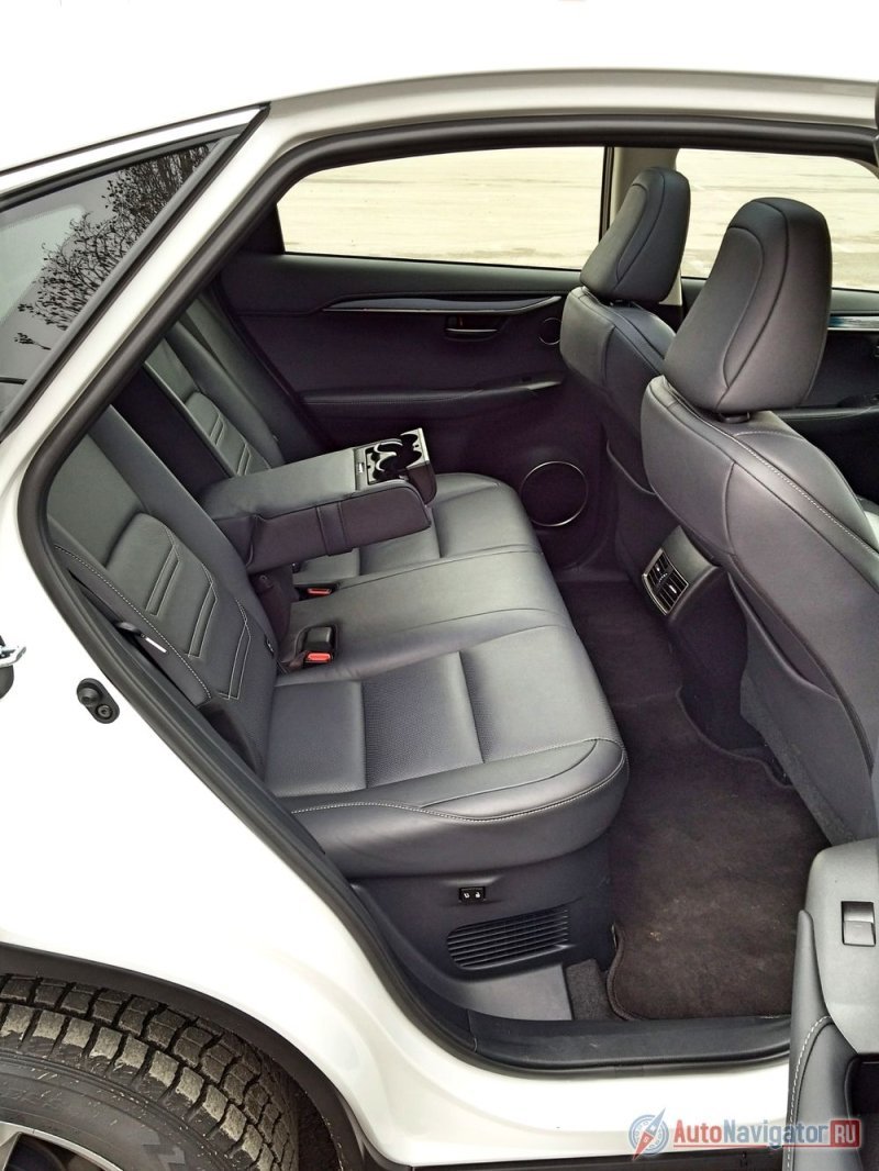 В задней части салона места много – и для ног, и для голов пассажиров