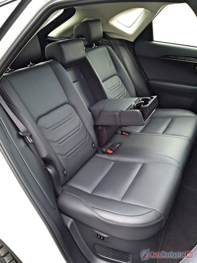 Спинки кресел поднимаются и опускаются с помощью сервомоторов