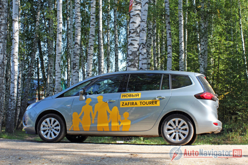 Машина чисто физически стала больше, переместившись из сегмента среднеразмерных MPV в группу полноразмерных. Сильнее всего это видишь сбоку: колесная база выросла с 2703 до 2760 мм, а длина и вовсе увеличилась на 191 мм (с 4467 до 4658 мм) 