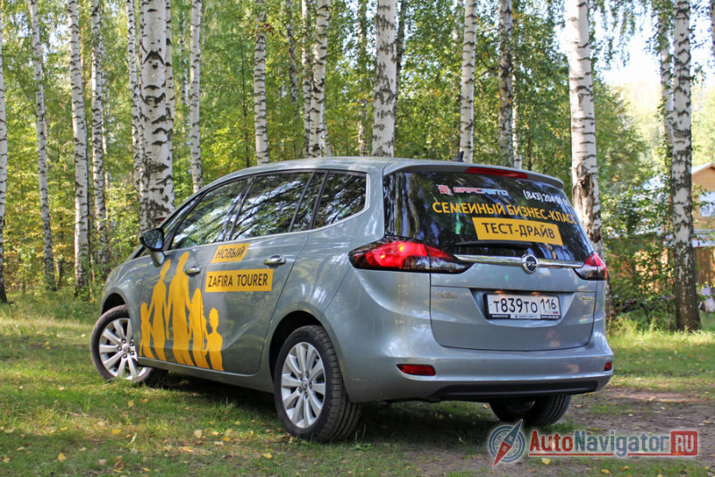 Минивэны редко хвалят за дизайн, но в случае с «Зафирой Турер» есть, чем любоваться