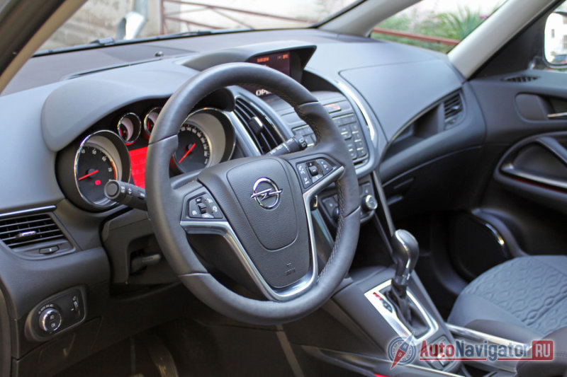 Серьезность и значимость восприятия добавляют материалы отделки и опции. Если в первых двух комплектациях это просто неплохая машина, то начиная с версии Cosmo, Zafira Tourer заметно добирает в «премиальности»