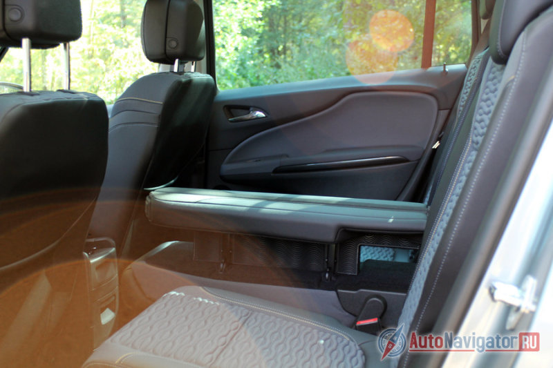 Система Lounge Seating, позволяет превращать центральную секцию дивана в столик-подлокотник, попутно сдвинув крайние кресла к середине