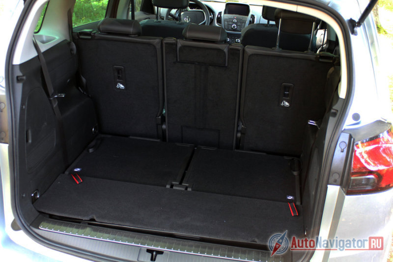 Объем багажника: второй ряд сидений придвинут максимально назад, а кресла третьего ряда сложены