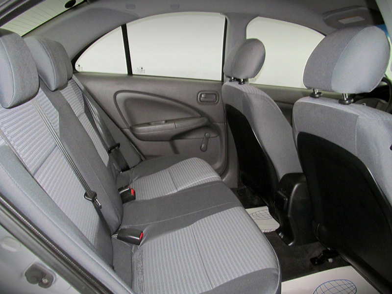 Интерьер простоват, зато практичен и неплохо сопротивляется воздействию времени