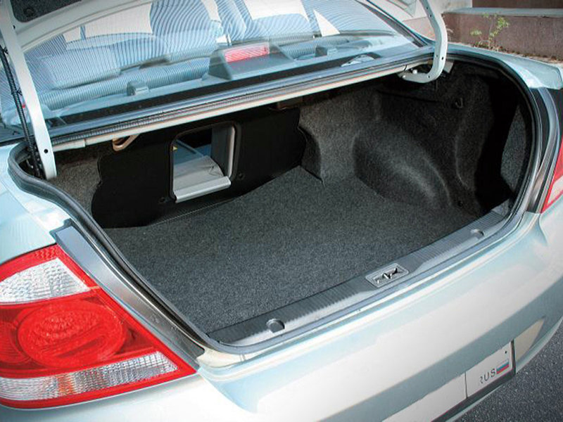 В подполье багажника нужно периодически заглядывать, так как там любит скапливаться вода, провоцирующая развитие коррозии