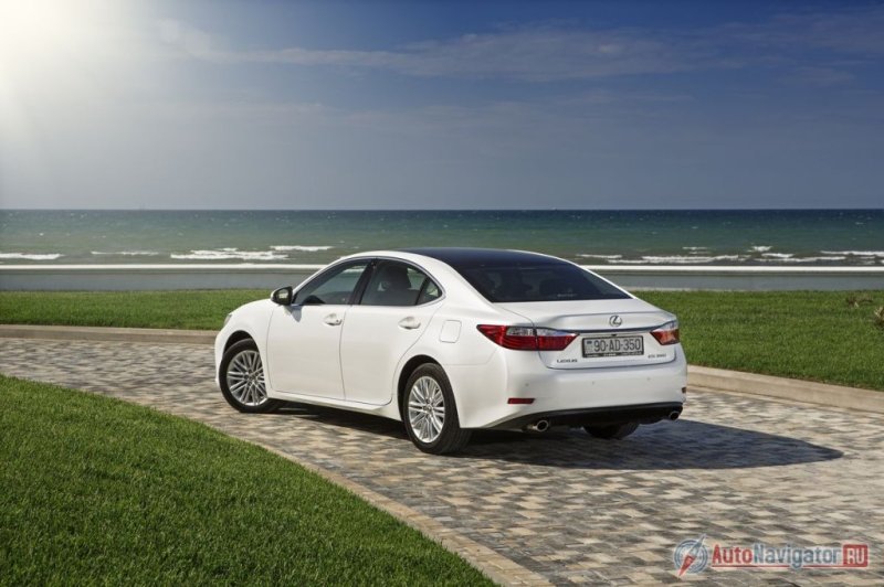 Сзади ES смотрится, пожалуй, даже лучше, чем спереди, но все равно ничего особенного