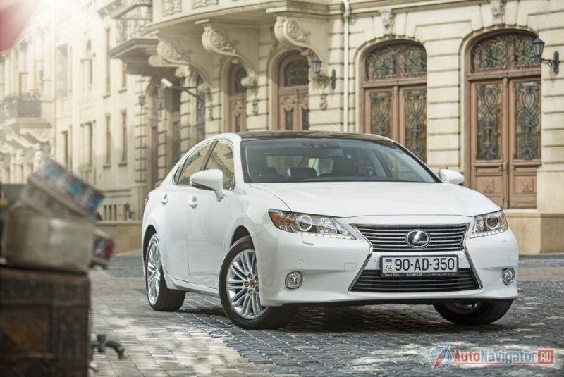 Спереди нет ни намека на Camry, но и «лексусовости» тут недостаточно. Если убрать шильдик, то сойдет за китайскую копию «Лексуса» прошлых лет