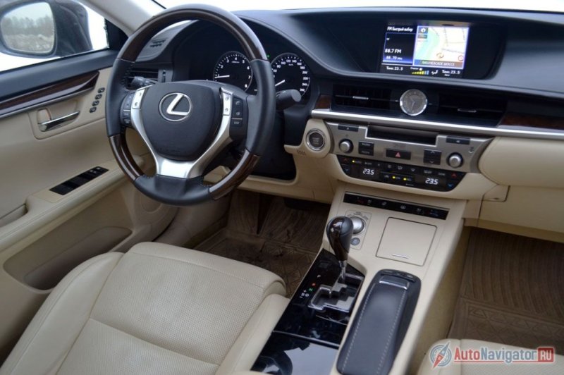 Большой почти деревянный руль подогревается только там, где кожа, - зимой некомфортно. Ко всему остальному нареканий нет