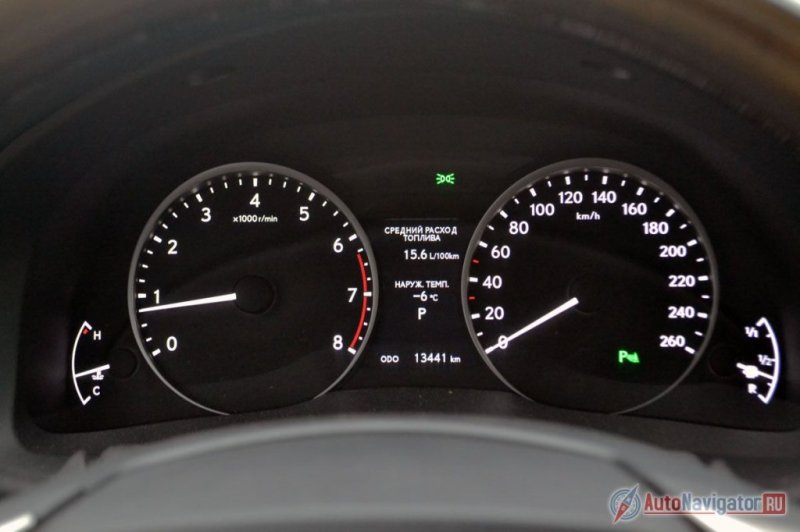 Средний расход топлива 15,6 л/100 км в смешанном цикле далек от обещанных 9,5. Приборы хоть и не блещут изысками, зато очень информативны
