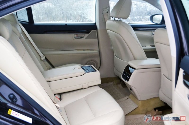 Сзади куча места. И машина эта именно для заднего пассажира. Вот только в передних креслах вентиляция есть, а в заднем диване только подогрев. До настоящего супер-пупер не хватает столиков в спинках передних сидений и выдвижной оттоманки для ног