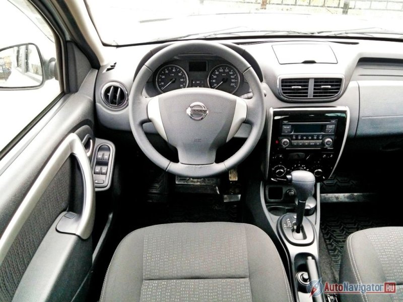 С точки зрения водителя Terrano III — крепкий середнячок: звезд с неба он не хватает, однако выглядит и едет на свои деньги