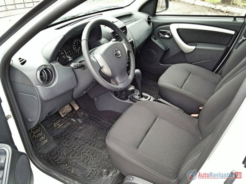 Нутро «Террано» может похвастаться нейтральным дизайном, нормальной эргономикой, недорогим жестким, но практичным, пластиком и простой, но информативной, панелью приборов