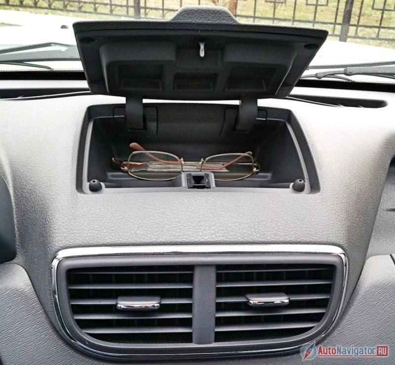 В верхней части центральной консоли спрятался ящичек для очков