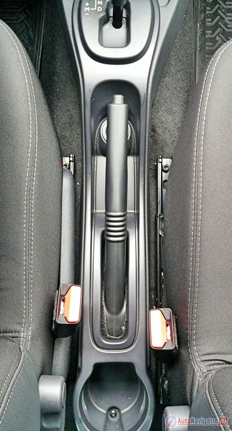 Российская сборка дает о себе знать: кое-где грани у пластиковых элементов очень острые, в некоторых местах болты не прикрыты заглушками, а отверстия в мягкой обивке вырезаны криво