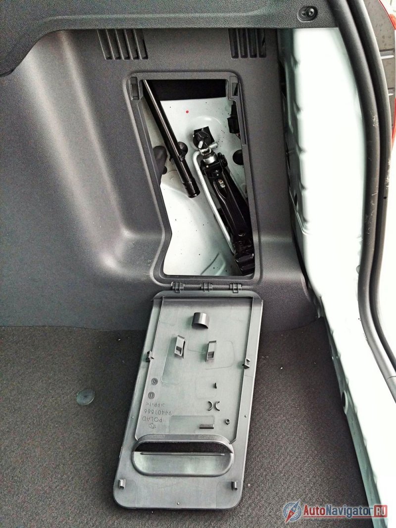 Домкрат и баллонный ключ спрятаны в специальной нише