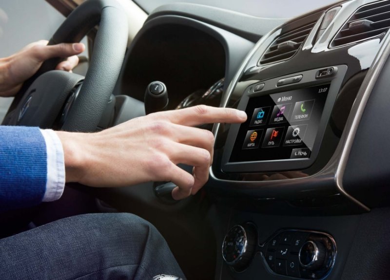 Мультимедийная система, предлагаемая за доплату, имеет сенсорный экран