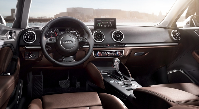 Интерьер «спортбэка» — продолжение экстерьера: он такой же выверенный и сбалансированный