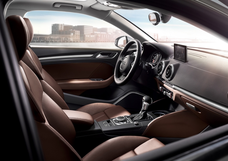 Спецы из Audi не зря едят свой хлеб — за рулем чувствуешь себя очень хорошо — места много (и над головой, и для туловища, и для ног), доступ к органам управления удобен