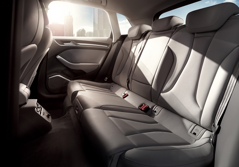 Пассажирам Audi A3 Sportback понравится. Задний складной «диван» (с креплениями ISOFIX) рассчитан на троих и имеет удобный подлокотник