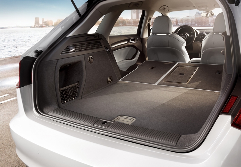 Багажный отсек, в принципе, неплох — он отличается качественной и долговечной обивкой, подсветкой и съемной шторкой