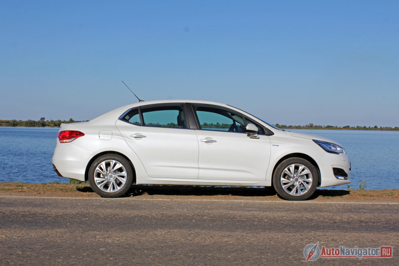 C внешностью у седана Citroen C4 все хорошо. Несмотря на то, что доминирующим при разработке был кузов хэтчбек, а седан делался уже после – специально для рынков Китая, России и Аргентины