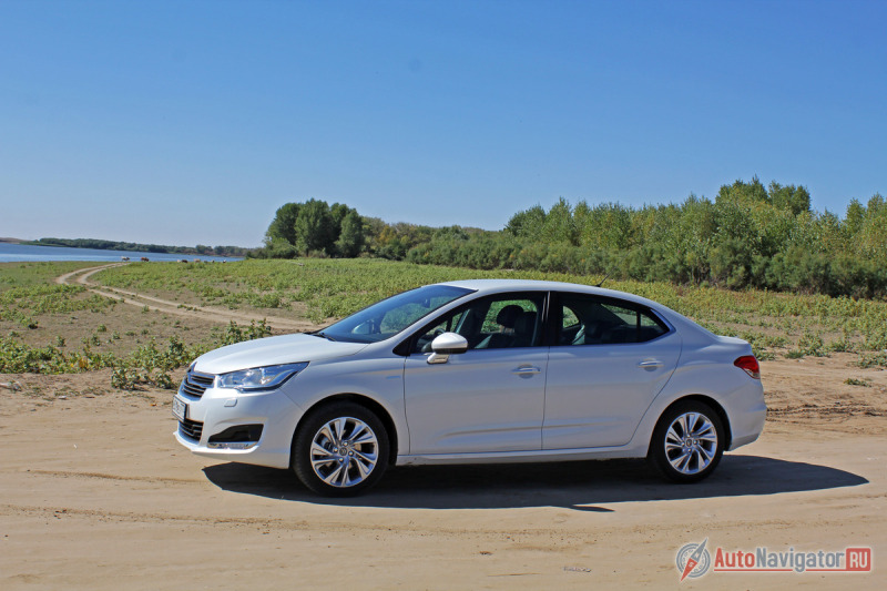 С оснащением у французского седана дела обстоят заурядно, то есть и нехорошо, и неплохо. Недавно гамма пополнилась двумя новыми вариантами – промежуточным Optimum и топовым Lounge