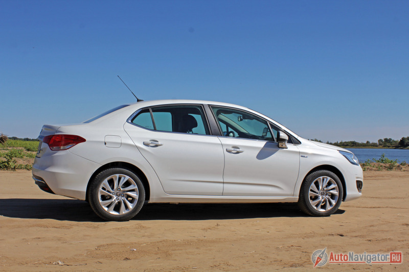 Белая машина – в максимальной степени оснащения Lounge…