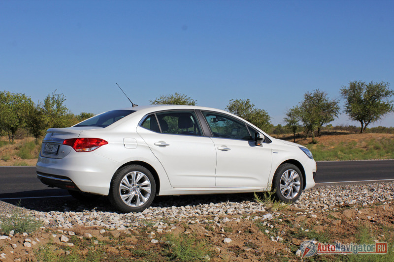 Колесная база седана на 100 мм больше, чем у хэтчбека, причем прибавка в основном пришлась на задние двери и…