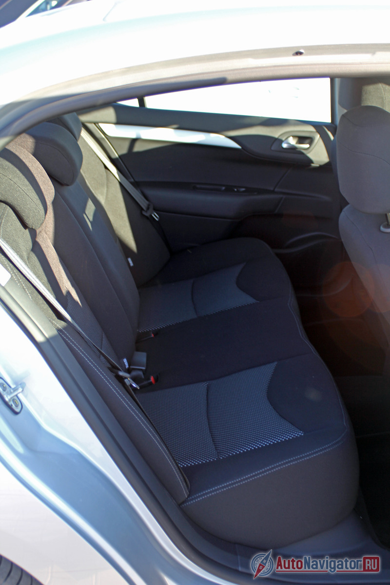 …ноги пассажиров второго ряда сидений