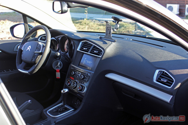 Оказываясь даже в версии Optimum, салон C4 Sedan производит добротное впечатление. Весомый вклад в благоприятное восприятие оказывают материалы отделки