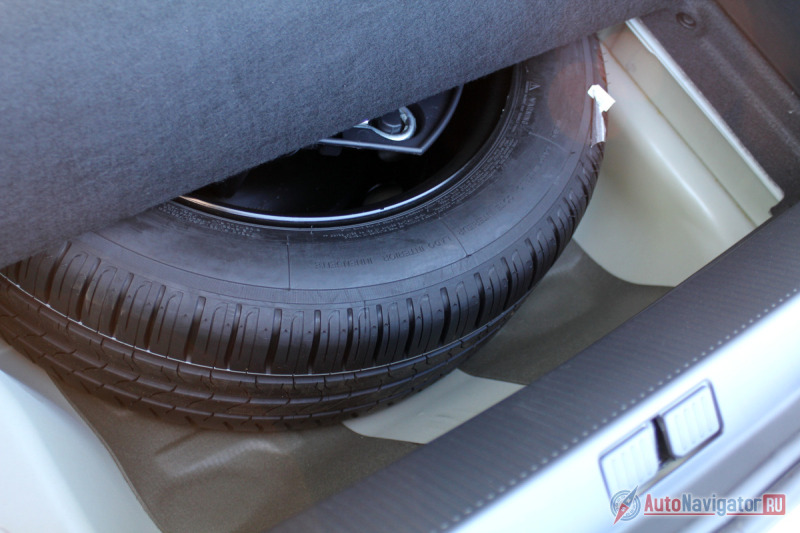 Под полом багажника - полноценная запаска