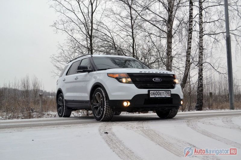 Explorer Sport не такой блестящий, как его коллега с 249-сильным мотором. В первую очередь это видно по черной решетке радиатора вместо хромированной