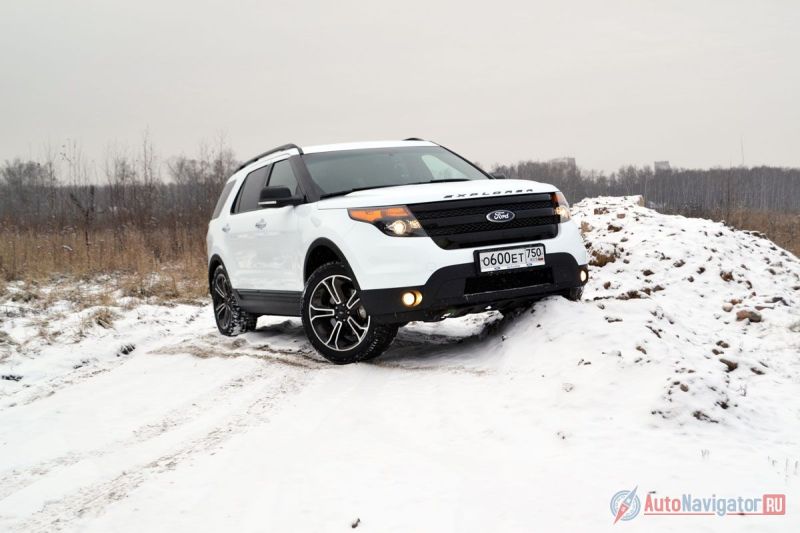 Работа системы Terrain Management наглядно видна на этом холме. В обычном режиме автомобиль беспомощен, но в режиме снег/лед уверенно карабкается вверх, не обращая внимания на ледяную шишку, подпирающую металлическую защиту