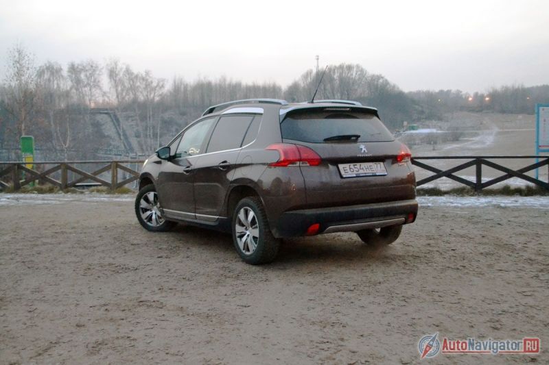 Пятая дверь очень большая и кажется немного пустоватой из-за почти полного отсутствия хрома в отличие от передней части