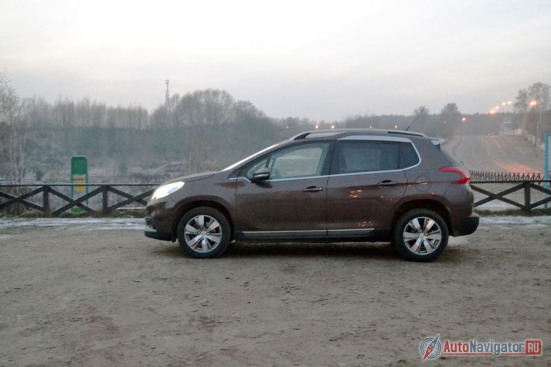 У этого «Пежо» горбатая крыша, которую дизайнеры пытаются скрыть хромированными накладками над задними дверями