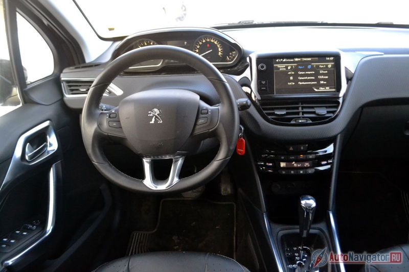 Эргономика на хорошем почти немецком уровне, разве что центральный планшет подкачал в плане юзабилити. Руль маленький, пухлый и слегка сплющенный сверху и снизу