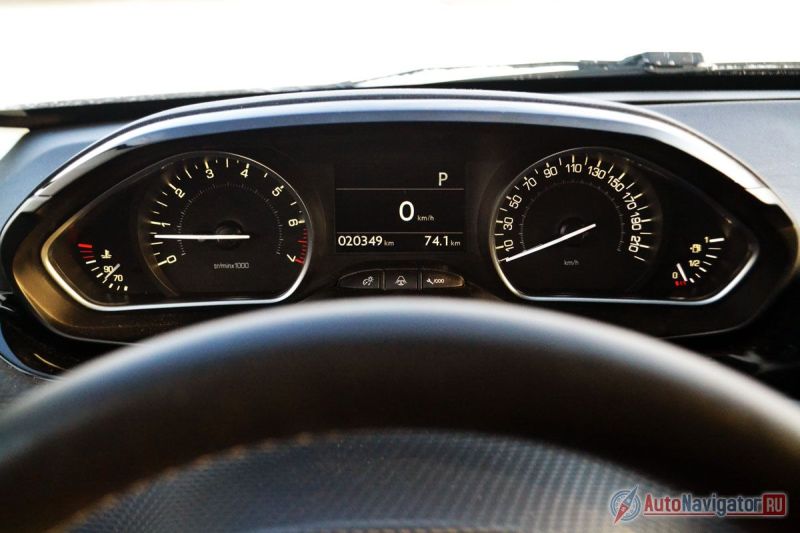 На приборную доску смотришь теперь поверх руля. Это нисколько не мешает и не требует привыкания. Такая же схема на хэтчбеках 208 и 308