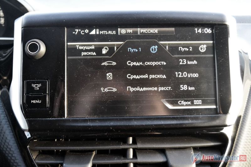 В городе средний расход топлива оказался равным 12 литрам на 100 км. В таких больших цифрах следует винить старый четырехступенчатый «автомат» с растянутыми передачами. Чтобы ехать более или менее энергично пришлось использовать спортивный режим. Отсюда и завышенные цифры. По паспорту, кстати, городской расход равен 8,8 л/100 км