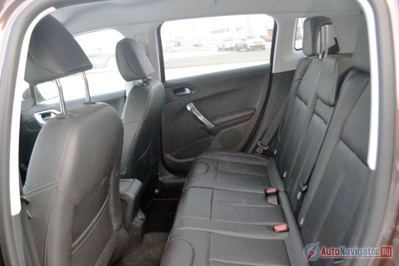 Сзади места немного, колесная база тут от хэтчбека 208. Примечательно, что на втором ряду есть третий подголовник, но даже в самой богатой комплектации нет подлокотника и как следствие лючка для длинномеров