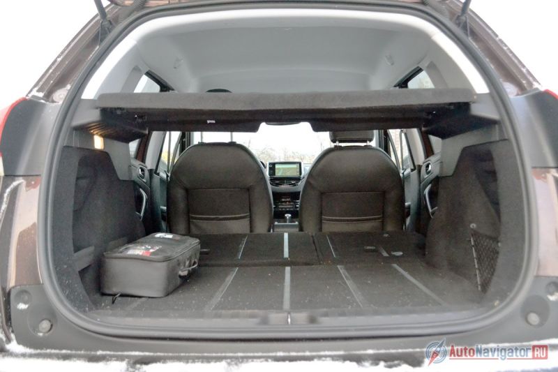 Объем багажника – 350 литров, на уровне конкурентов. Задние сиденья складываются вровень с полом, увеличивая объем багажника до 1200 литров