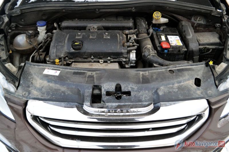 Подкапотное пространство очень компактное, но все заливные горловины доступны