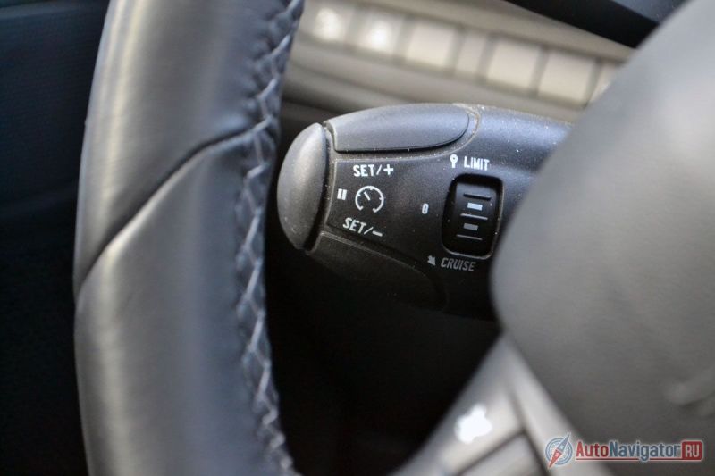 Только круиз-контроль остался на подрулевом переключателе, а вот кнопки управления аудиосистемой переехали на руль
