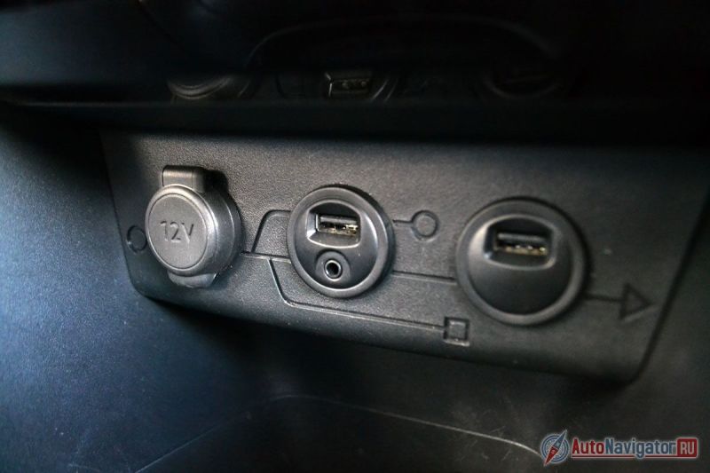 Компания Peugeot - одна из первых отказалась от устаревшей CD-магнитолы, а взамен 2008-ой предлагает два USB-порта