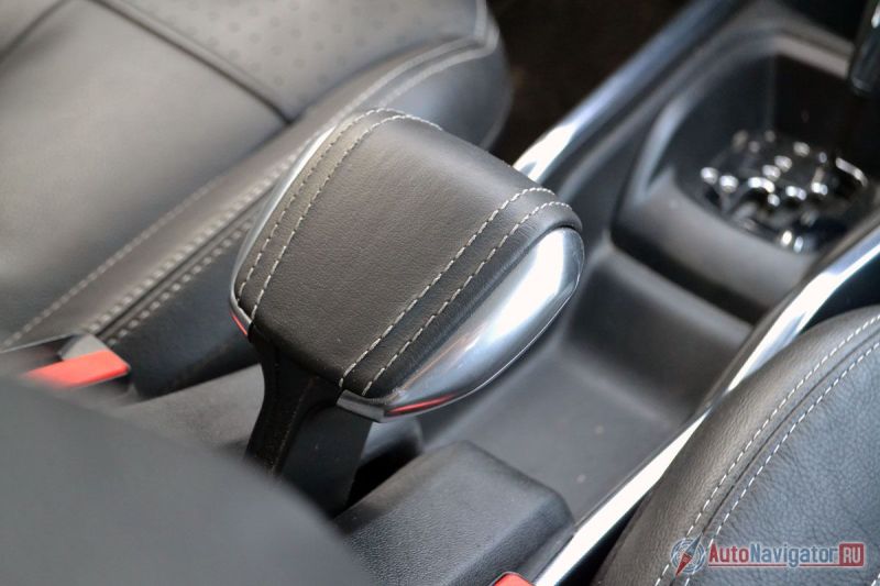 Это ручник. Пользоваться им неудобно. А так как он очень высокий, от подлокотника пришлось отказаться