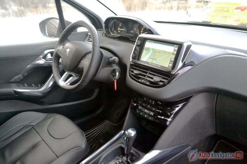 Там, где материалы отделки видны и их можно потрогать, качество хорошего уровня, а в скрытых местах пластик довольно жесткий и гулкий