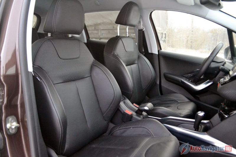 Сиденья с развитой боковой поддержкой, но довольно широкие и скользкие, так что примут в свои объятия и довольно тучных людей и худеньких девушек