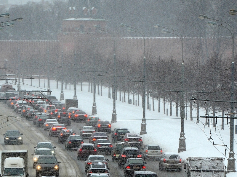 На дороги Москвы вышло более 15 тысяч единиц снегоуборочной техники