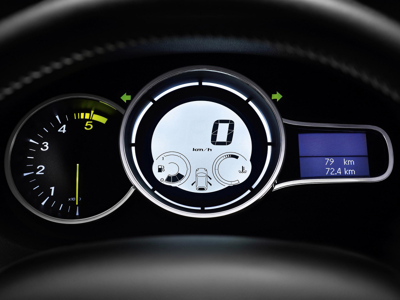 Одно из преимуществ «пригнанных» машин – это цифровой спидометр во всех исполнениях