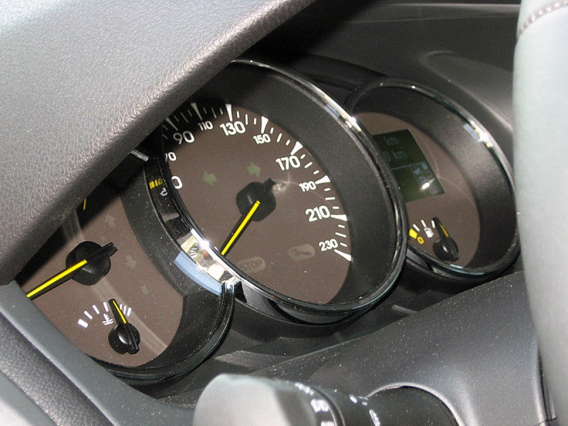 «Официальные» Megane 3 в начальных версиях оснащаются аналоговыми приборами. Кстати, информативность у такого спидометра лучше