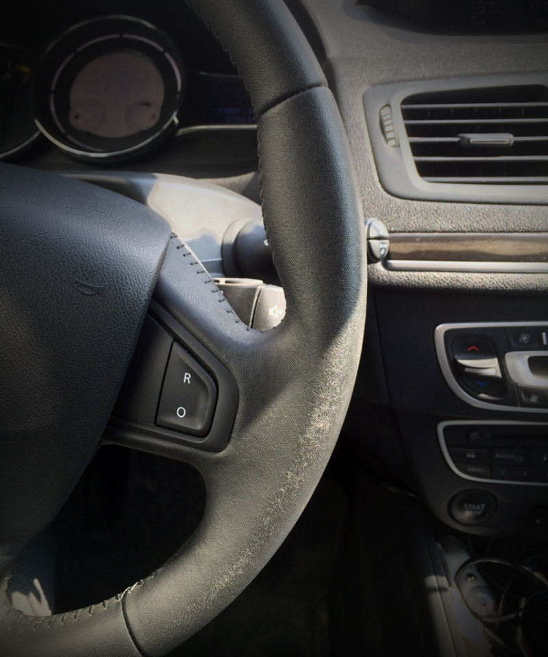 Руль Megane обшит кожей не лучшего качества. Такие потертости можно заметить уже в первый год эксплуатации